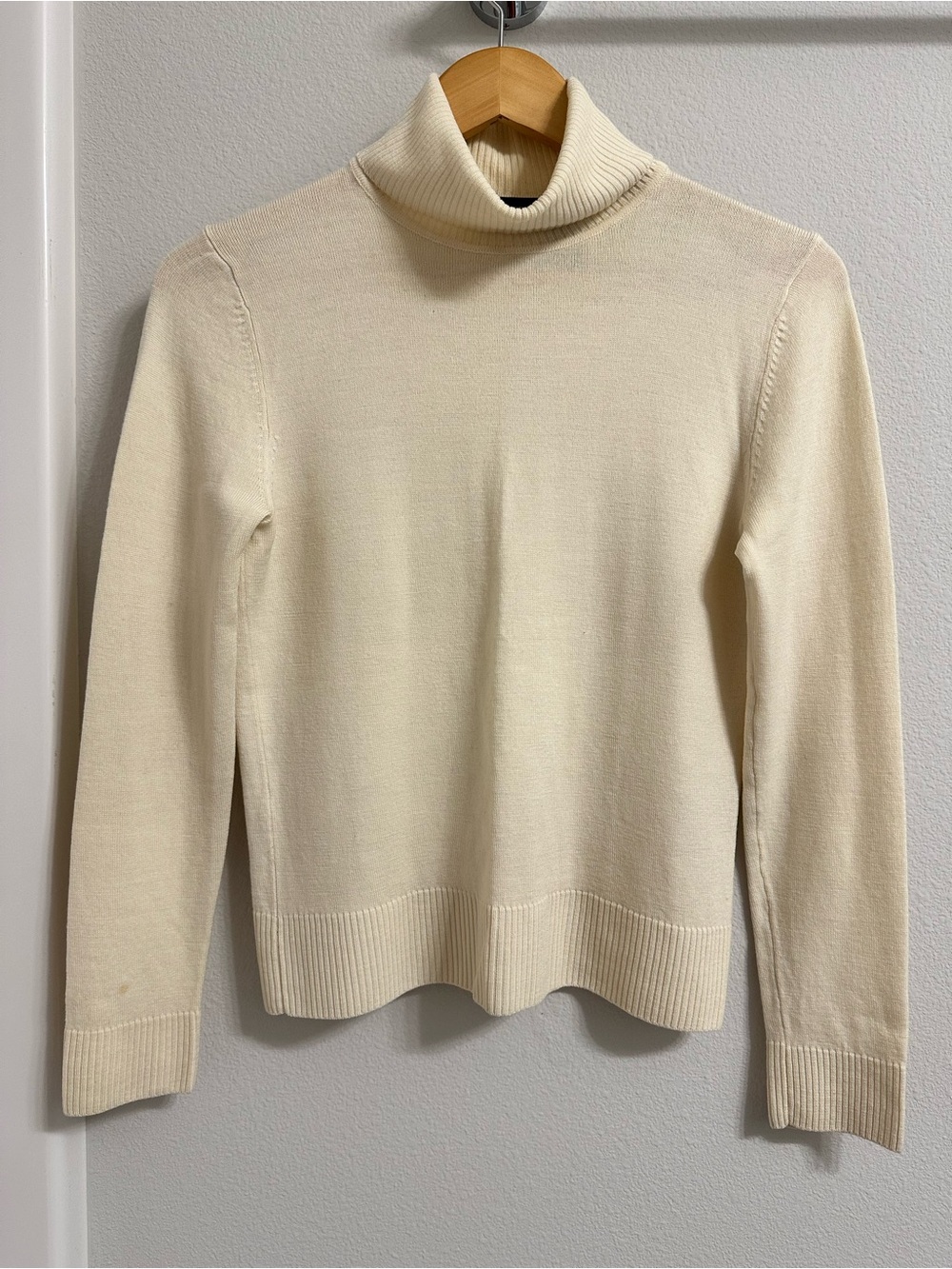 100% merino wool Classic Ivory Turtleneck Sweater - Women's Liz Claiborne size S